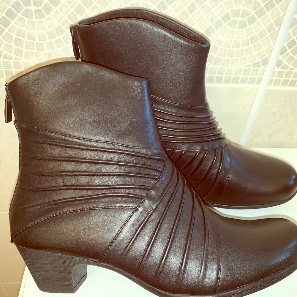 Brynn Rouched Leather upper Boot - Picture 2 of 5
